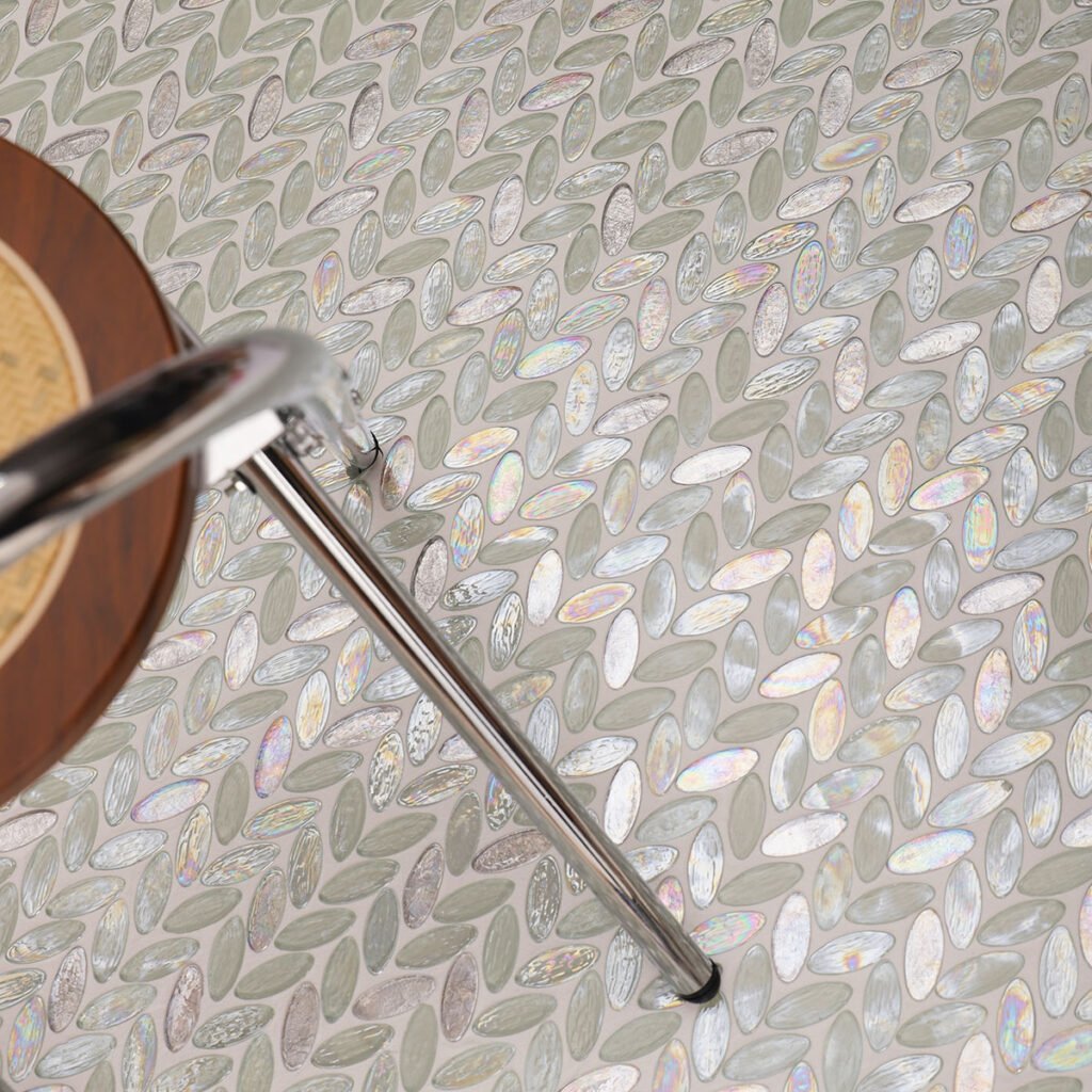 Mosaicos ovais de vidro branco iridescente para revestimento de cozinha