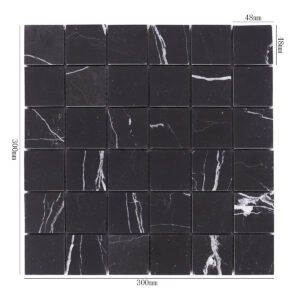 Czarne kwadratowe płytki mozaikowe z marmuru Nero Marquina