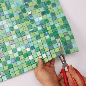 Mosaico quadrado uniforme de vidro verde-claro, brilhante e nacarado, para paredes e pavimentos