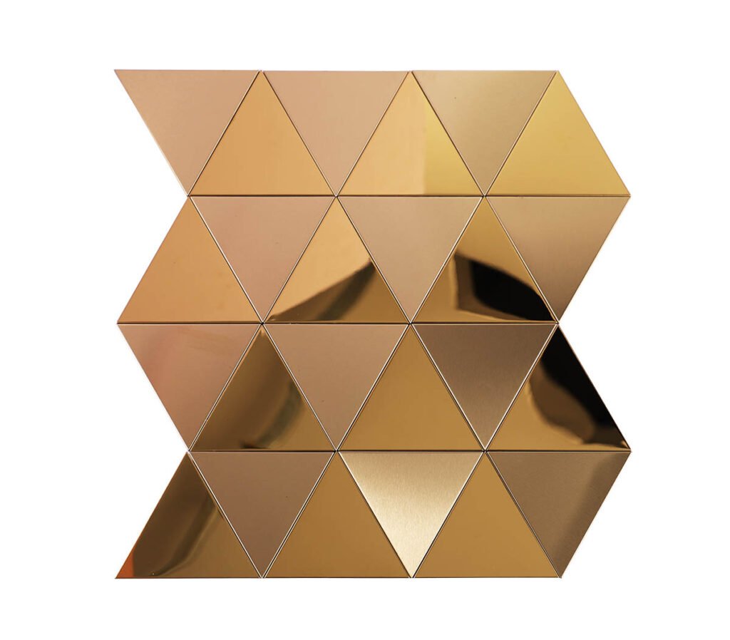 Goldfarbene dreieckige Metallmosaikfliesen