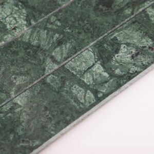 Avlange mosaikkfliser i mørkegrønn marmor
