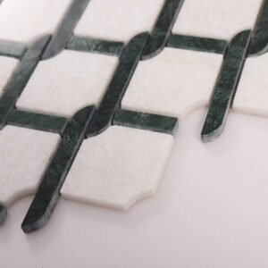 Mosaicos de pedra natural em padrão Princess Weave nas cores Thassos, verde e branco