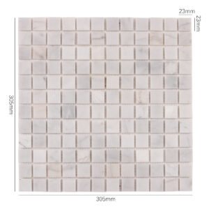 Kvadratiske marmormosaikfliser i Carrara Venato med mat slebet finish
