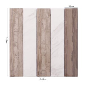 Stripet natursteinsmosaikk i beige og hvitt med treutseende