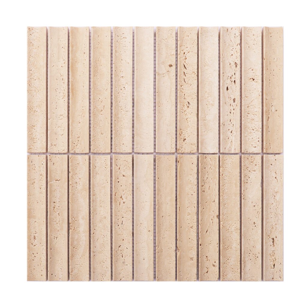 Buet riflet mosaikk i beige travertinstein