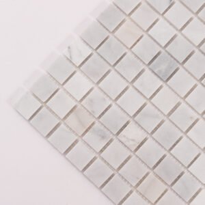 Kvadratiske marmormosaikfliser i Carrara Venato med mat slebet finish
