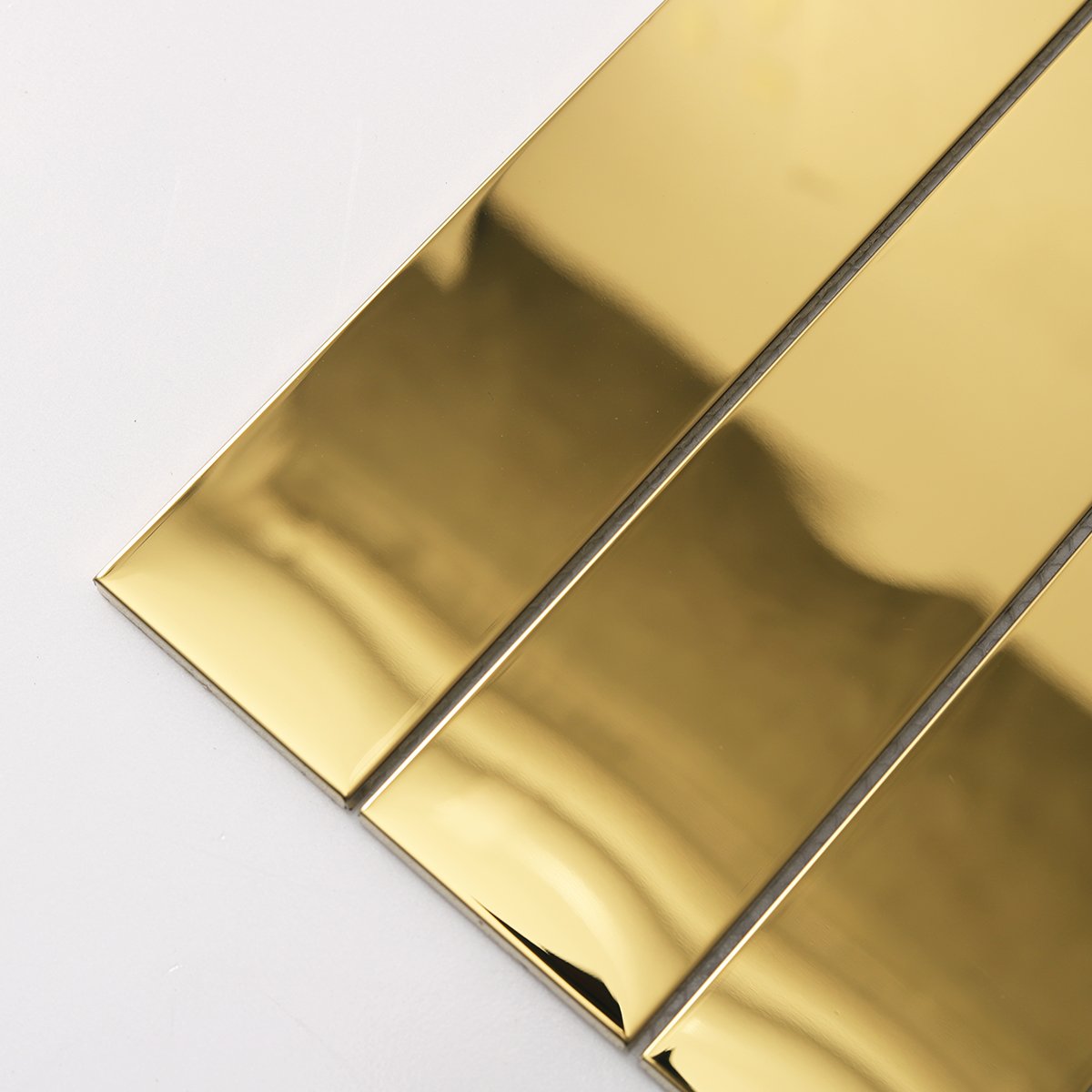 Close-up of Gold Mirror Brick Metal Mosaic Tiles, texture detail