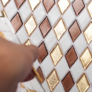 Mosaicos de vidro em losango com padrão xadrez dourado e castanho