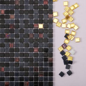 Blandad svart mikromosaik av Fired Earth-glas med guld