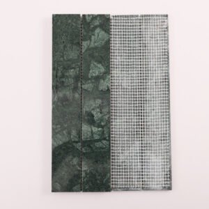 Avlange mosaikkfliser i mørkegrønn marmor