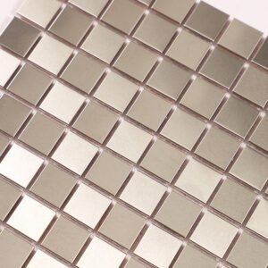 Borstad fyrkantig mosaik i silverfärgat rostfritt stål