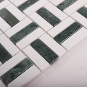 Mosaikplattor i korgflätningsmönster av grön Empress-marmor och vit marmor