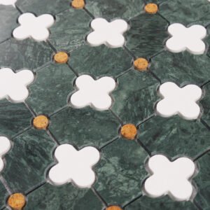 Mosaicos de pedra polida verde e branca com padrão floral