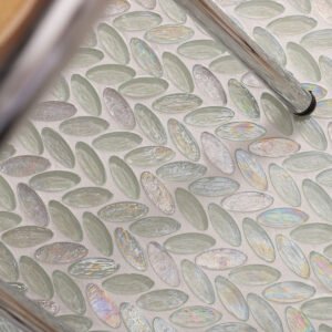 Mosaicos ovais de vidro branco iridescente para revestimento de cozinha