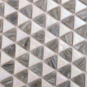 Piastrelle a mosaico in vetro – bianco / grigio, a scacchiera, triangolare, iridescente