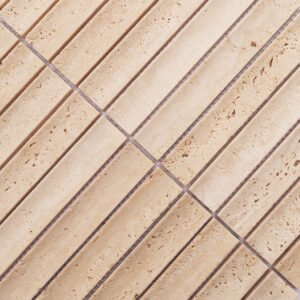 Buet riflet mosaikk i beige travertinstein