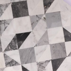 Mosaico de mármol – blanco / gris, triangular, geométrico, apomazado