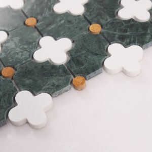 Mosaicos de pedra polida verde e branca com padrão floral