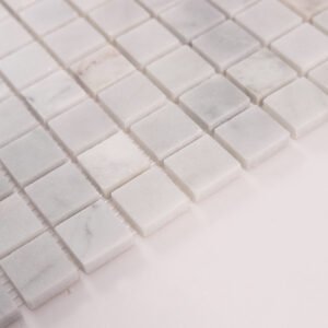 Kvadratiske marmormosaikfliser i Carrara Venato med mat slebet finish