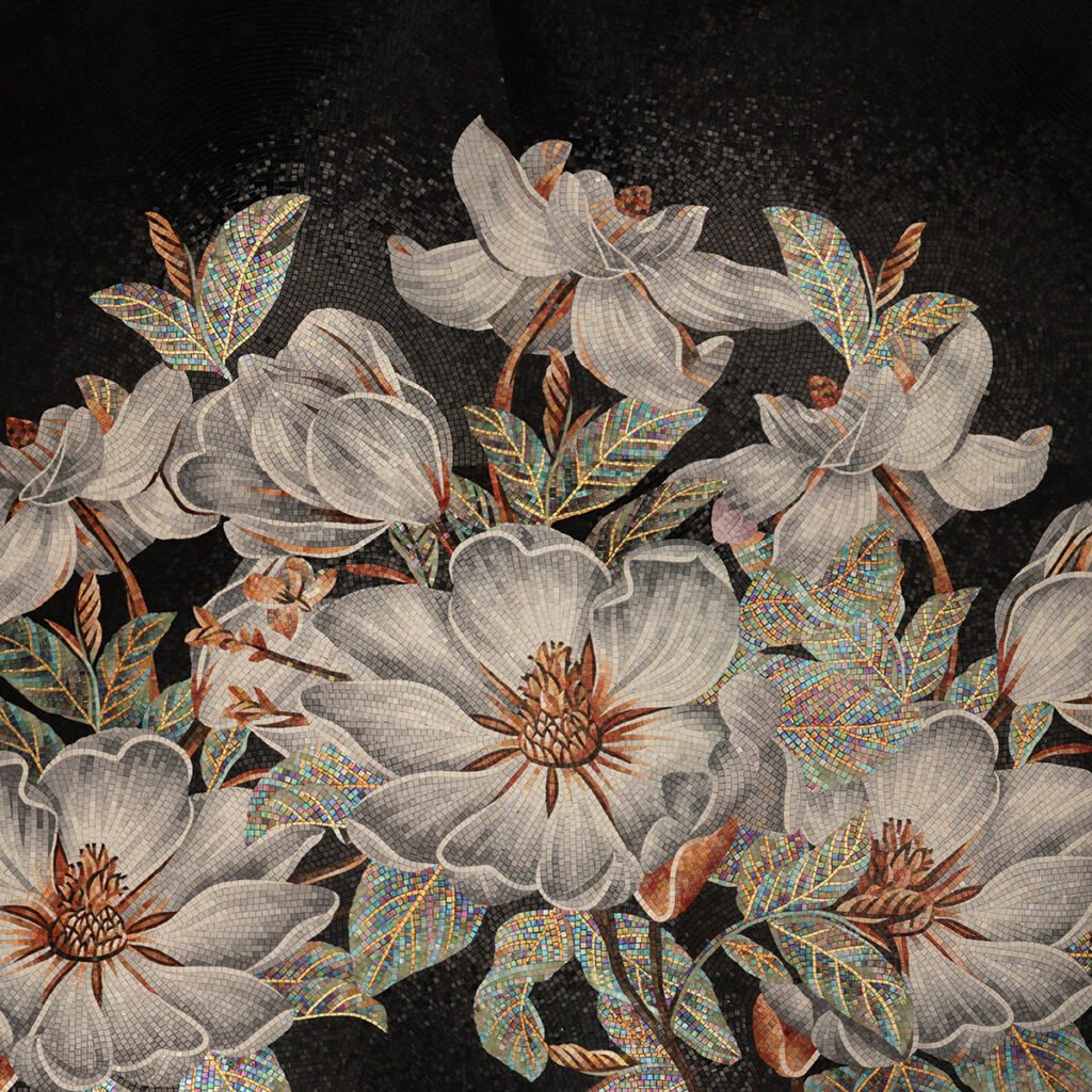 Skreddersydd glassmosaikk med blomstermønster