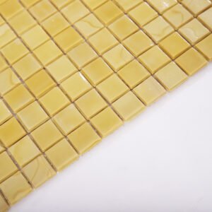 Gule glassmosaikkfliser i vintage- og moderne stil