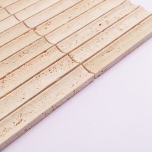 Buet riflet mosaikk i beige travertinstein
