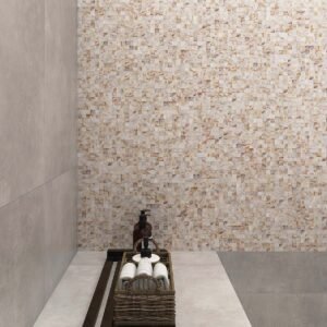 Beige kvadratisk perlemormosaikk med smale fuger