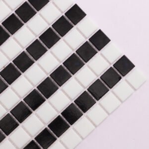 Zwart-witte gestreepte glazen mozaïektegels in vintagestijl