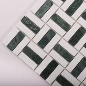 Mosaikplattor i korgflätningsmönster av grön Empress-marmor och vit marmor