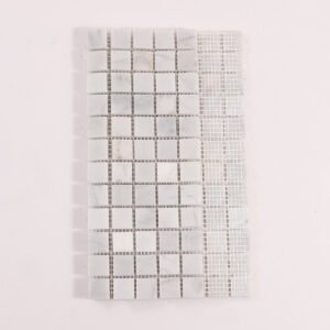 Kvadratiske marmormosaikfliser i Carrara Venato med mat slebet finish