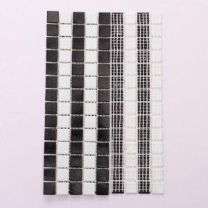 Zwart-witte gestreepte glazen mozaïektegels in vintagestijl