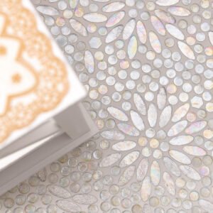 Mosaicos ovais de vidro opalescente com padrão floral para pavimento