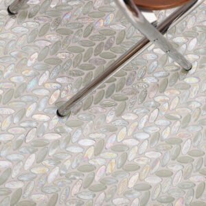 Mosaicos ovais de vidro branco iridescente para revestimento de cozinha