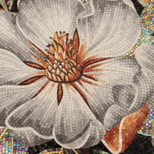 Skreddersydd glassmosaikk med blomstermønster