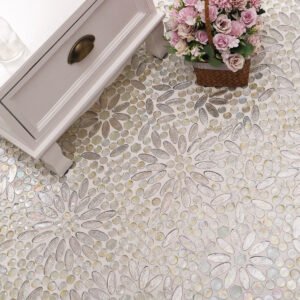 Mosaicos ovais de vidro opalescente com padrão floral para pavimento