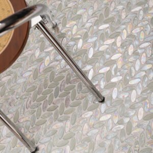 Mosaicos ovais de vidro branco iridescente para revestimento de cozinha
