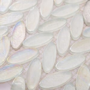 Mosaicos ovais de vidro branco iridescente para revestimento de cozinha