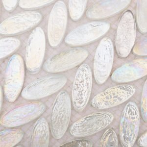 Mosaicos ovais de vidro branco iridescente para revestimento de cozinha
