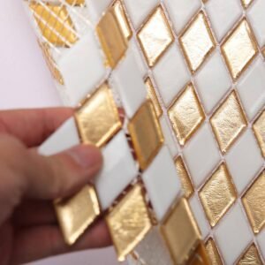 Gullhvite glassmosaikkfliser i rutet diamantmønster