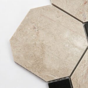 Achthoekige beige marmeren mozaïektegel met zwarte vierkante accenten (afmetingen)