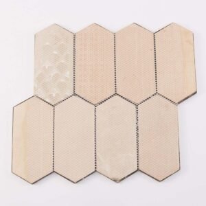 Guldfärgad avlång sexkantig spegelblank metallmosaik med geometriskt relief i flera nivåer