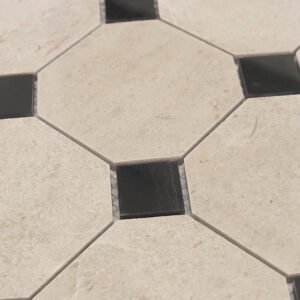 Achthoekige beige marmeren mozaïektegel met zwarte vierkante accenten (afmetingen)