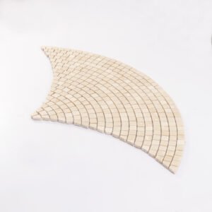 Mosaico elegante de mármore bege com padrão de escamas de peixe para parede e pavimento