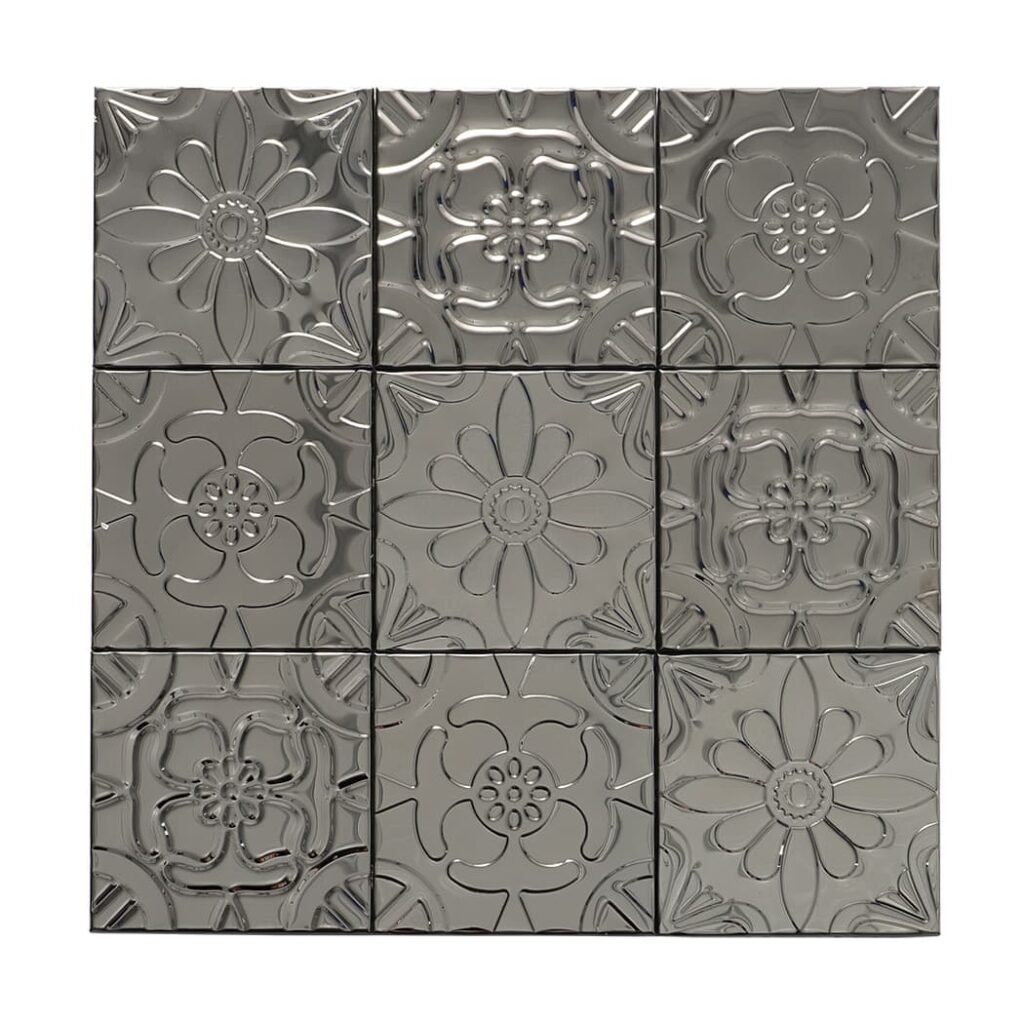 Svart metallmosaik i lapptäcksmönster med präglade blommotiv