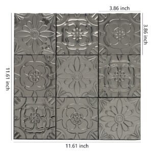 Svart metallmosaik i lapptäcksmönster med präglade blommotiv