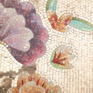 Mattonella floreale in vetro mosaico con fiori iridescenti e sfondo beige