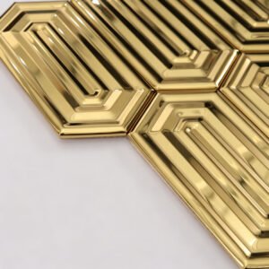 Guldfärgad avlång sexkantig spegelblank metallmosaik med geometriskt relief i flera nivåer