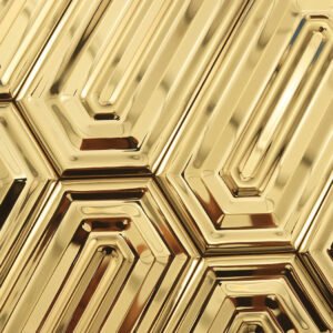 Guldfärgad avlång sexkantig spegelblank metallmosaik med geometriskt relief i flera nivåer