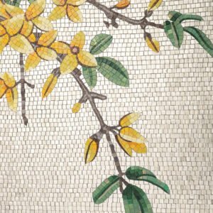 Håndlaget veggpanel i glassmosaikk med kinesiske blomster og fugler