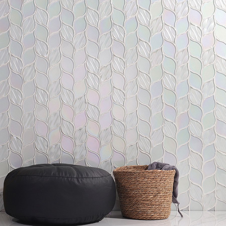 Mosaico de parede em vidro iridescente branco com formato de folha